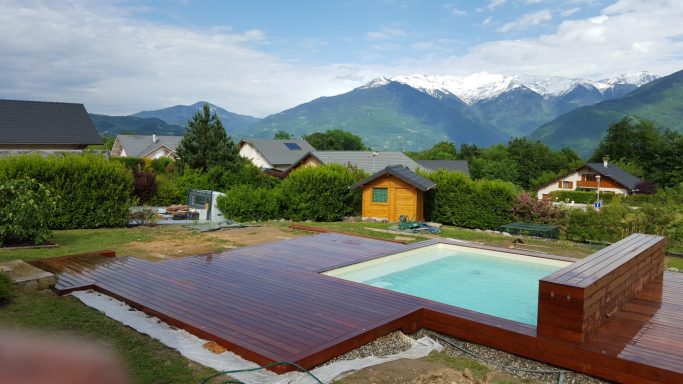 piscine carrée et terrasse bois exotique